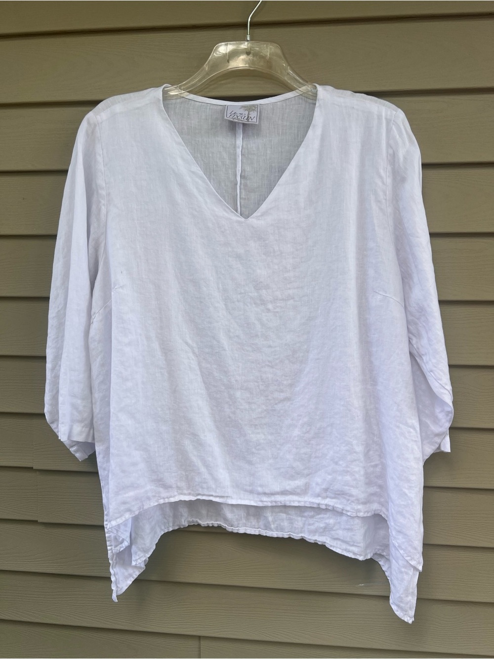 LA Fixsun Linen V Neck - Size L